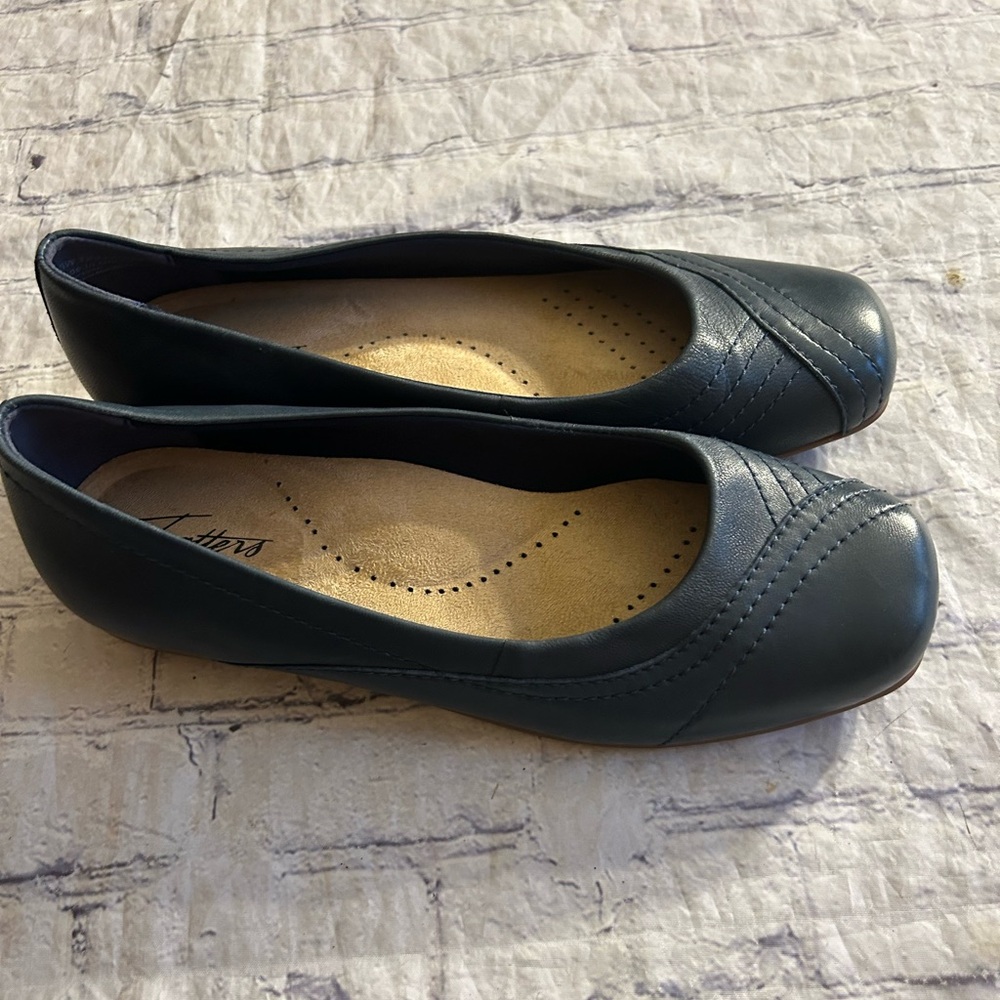 TROTTERS LEATHER UPPER SQUARE TOE WOMEN’S NAVY SLIPON FLATS CUSHION FOOTBED 10W